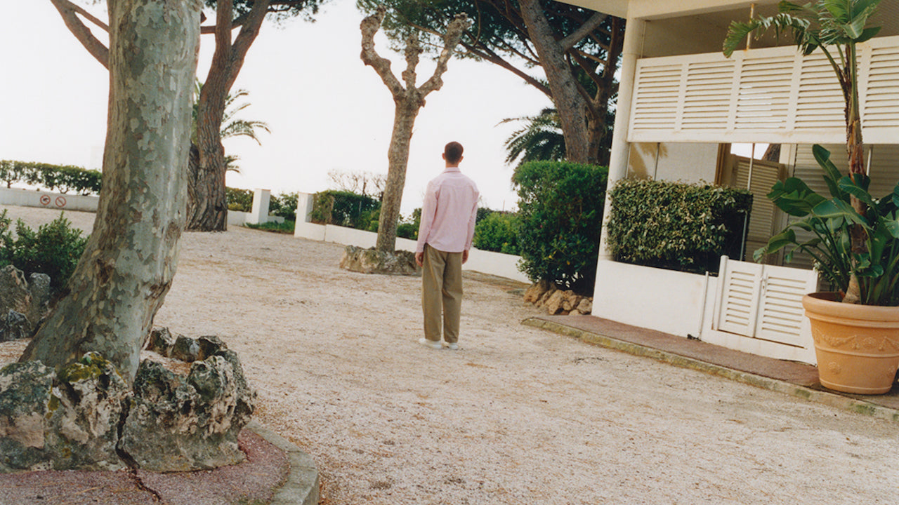homme chemise rose pantalon beige